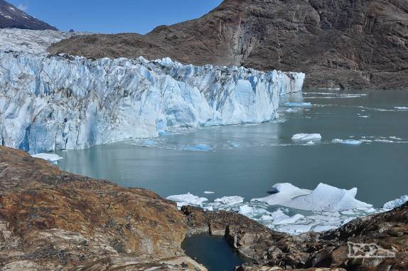 Pedaços de gelo se desprendem o glaciar Viedma, no Parque Nacional Los Glaciares, região de El Chaltén, no sul da Argentina